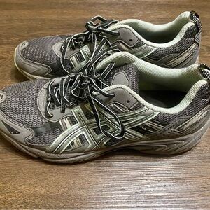 ASICS Gray and White Women’s Athletic Shoes 10US